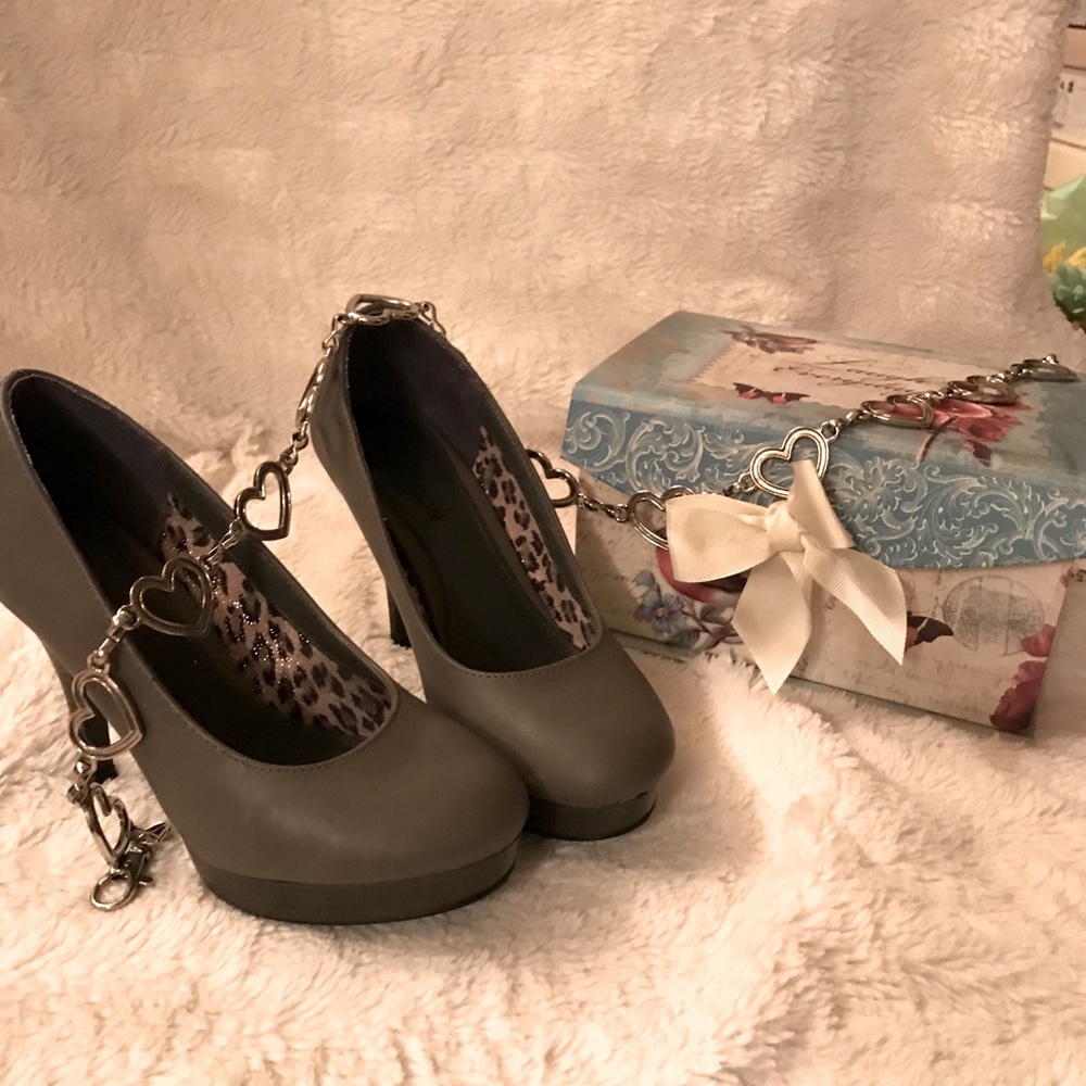 Heeled shoes